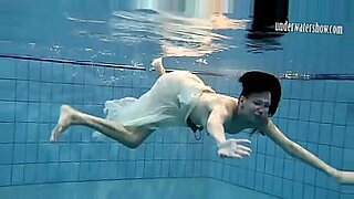 sunny leone swiming pool video