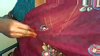 indian kiran ghaziabad aunty lift her saree up to show pussy