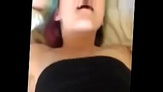 fille aux gros seins se masturbe sur son lit